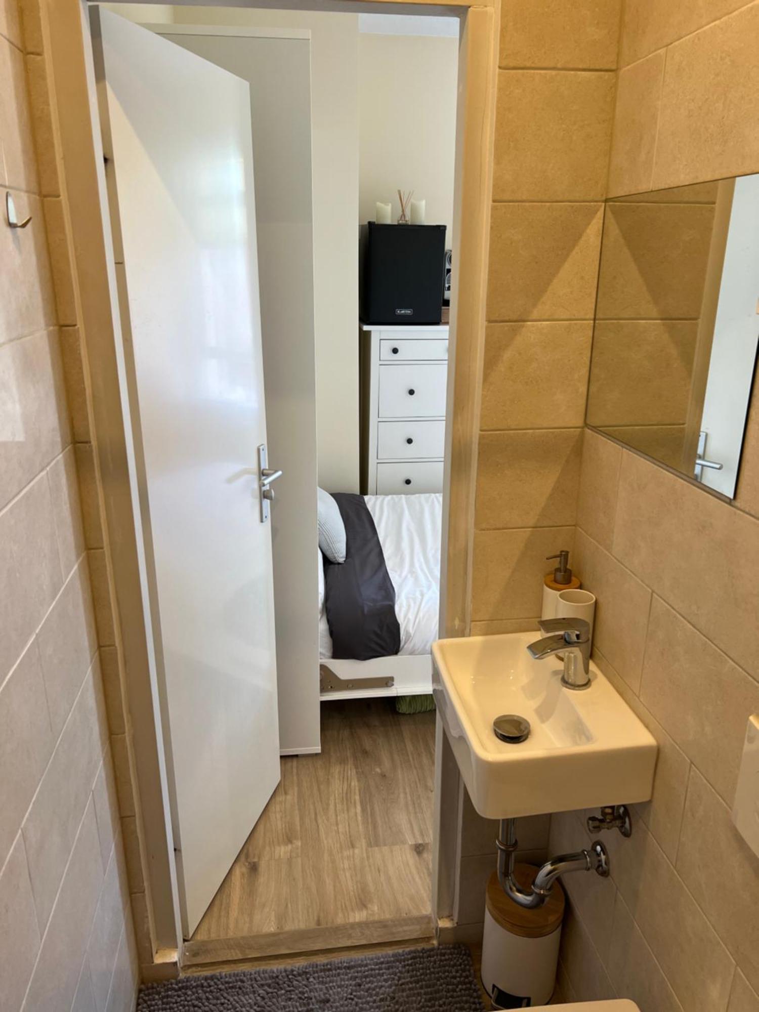 Cosy With Private Bathroom And 2 Bikes Apartment